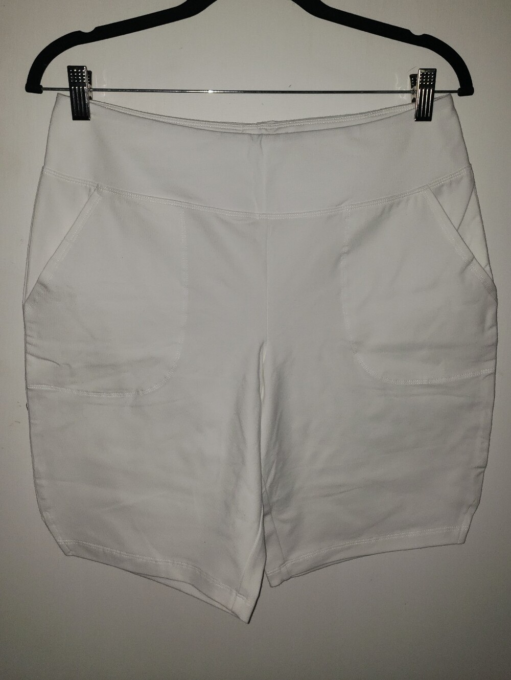 Women with Control White Pull-On Bermuda Shorts with Patch Pockets